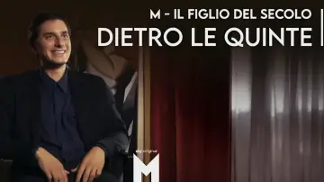 Задник до фільму "M - Il Figlio del secolo | Il dietro le quinte" #1527087